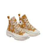 Championes Converse Run Star Hike color mostaza con bordado tonal y plataforma blanca con suela dentada.