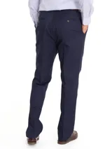 Pantalón de gabardina azul marino con tratamiento antiarrugas, calce modern fit, tiro medio, cierre con broche y botón, dos bolsillos laterales y dos bolsillos traseros.
