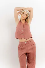 Chaleco marrón de lino con cuello en V y cierre frontal con botones.