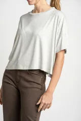 Remera blanca de viscosa con calce holgado.