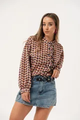 Minifalda de jean azul claro con corte evasé, detalle de short interno y cinturón negro con argollas metálicas.