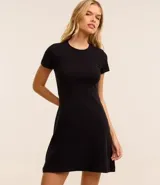 Vestido corto negro confeccionado en rib de algodón, con cuello redondo y mangas cortas.