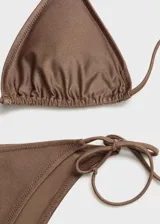 Braga de bikini color marrón con tiras finas a los lados para atar.