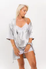 Bata corta color champagne de satén con mangas 3/4 y lazo para atar a la cintura.