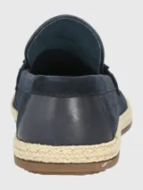 Mocasín gris de descarne con suela de goma y detalle de yute trenzado.