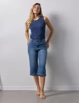 Pantalón capri de jean azul, marca Djeans. Con tres bolsillos delanteros y dos traseros.