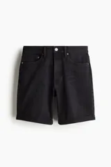 Short de denim negro de cinco bolsillos con corte ajustado en cintura, muslos y bajo, y piernas rectas.
