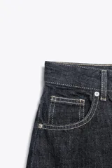 Pantalón de jean azul oscuro, de tiro alto, corte amplio y largo regular.