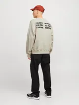 Buzo de manga larga y cuello redondo con fit holgado, confeccionado en tejido loop back sin cepillar 100% algodón.