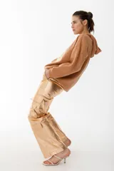 Pantalón cargo metalizado color lila, de corte recto, con múltiples bolsillos y tiro medio.