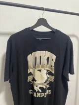 Remera negra de algodón con estampado frontal de Nike, un pegaso alado y el año 1972.