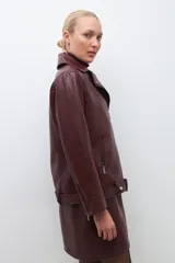 Chaqueta biker de cuero sintético color bordó, con cierre asimétrico y cuello con solapas.