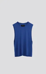 Musculosa azul de jersey suave al tacto, con cuello redondo y sisa escotada.