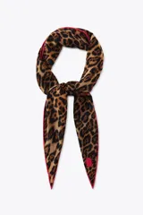 Pañuelo de viscosa con estampado animal print y borde fucsia.