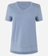 Remera deportiva color verde salvia, de manga corta y escote en V. Confeccionada en microfibra con orificios para facilitar la transpiración.