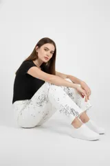 Pantalón jean blanco con estampado de puntos negros, de corte holgado y calce medio.