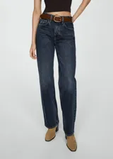 Pantalón de jean azul oscuro de corte recto, tiro alto y cinco bolsillos.