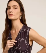 Mono sin mangas de microfibra color marrón con estampado geométrico en blanco, escote en V y lazo fruncido en el lateral.