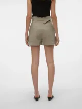 Short color beige con cinturón con hebilla metálica, bolsillos delanteros y traseros.