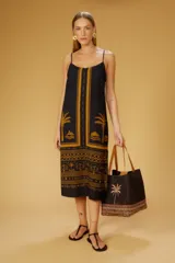 Vestido midi negro con estampado de palmeras y motivos geométricos en color ocre. Diseño de tirantes finos y corte recto.