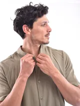 Camisa color verde militar de manga corta con cuello clásico y cierre frontal con botones.