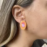 Aros de edición limitada elaborados en porcelana fría con detalles en acrílico y aros de acero quirúrgico.