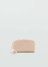 Neceser mediano color beige con cierre de cremallera y correa de mano. Tiene un logo metálico en la parte frontal y forro interior.