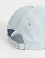 Gorra de denim celeste con bordado frontal.