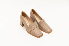 Zapato clásico color beige con textura croco, taco cuadrado y punta cuadrada.