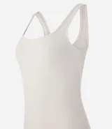 Vestido midi acanalado color celeste, con escote cuadrado y tirantes medios. Confeccionado en algodón sostenible con elastano para mayor comodidad y ajuste.