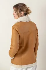Gamulan de cuero color bordeaux con cuello y puños de piel sintética.