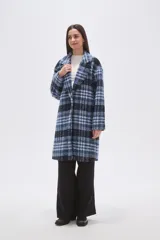 Tapado largo de poliéster con estampado a cuadros en tonos azules y negro. Presenta un diseño holgado con cuello de solapa, manga larga y bolsillos laterales.