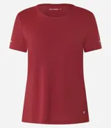 Remera deportiva blanca texturizada, con cuello redondo, manga corta, detalle reflectante y pliegue en la espalda.