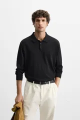 Polo de punto azul marino de corte regular fit, tejido en hilatura con mezcla de algodón y seda. Tiene cuello solapa con cierre frontal de botonadura, manga larga y acabados en rib.