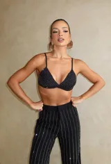 Top negro triangular con strass, tiras regulables y espalda elastizada con ganchos.
