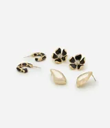 Set de tres pares de aros dorados con diferentes diseños: aros tipo argolla con estampado animal print, aros con forma de flor negra con centro brillante y aros tipo botón lisos.