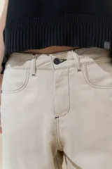 Pantalón de lino color blanco, de corte recto y tiro medio.
