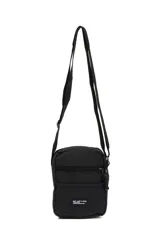 Morral bandolera negro de poliéster con correa ajustable y múltiples bolsillos con cierre.