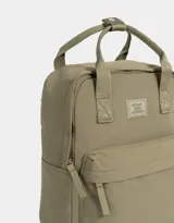 Mochila negra de tela deportiva con correas regulables, manijas superiores con broche, acceso con cierre superior y puller de cuerina, bolsillo frontal con cierre y puller de cuerina, y tag de goma.