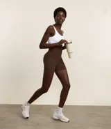 Bermuda deportiva marrón de poliamida, con cintura alta plegada texturizada y bolsillos laterales.