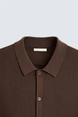 Camisa marrón de punto con viscosa, corte relaxed fit, cuello solapa, manga corta, rib a contraste y cierre frontal con botones.