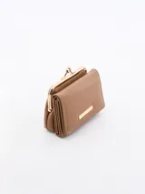 Billetera marrón de cuero sintético con cierre de boquilla metálica dorada y detalle de aplique rectangular dorado en el frente.