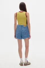 Musculosa color crudo con cuello y sisas en gris oscuro, confeccionada en algodón.