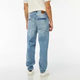 Pantalón de jean celeste de corte recto, con bolsillos delanteros y traseros.