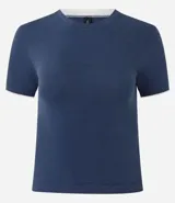 Remera ajustada de manga corta, color azul marino, con cuello redondo ribeteado en blanco.