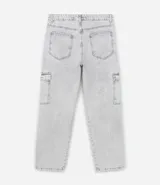 Pantalón de jean de hombre, modelo baggy, color celeste lavado, con bolsillos cargo en los laterales y bolsillos traseros.