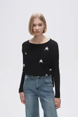 Sweater color borgoña con estampado de estrellas blancas.