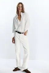 Zapato tipo náutico color marrón de serraje con detalle de pespuntes en el cuerpo y pasados en los laterales. Suela efecto engomado y cierre mediante cordones.