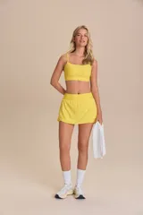 Pollera deportiva color verde lima, con short interno y bolsillo en la cintura.