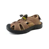 Sandalias outdoor marrones con tiras ajustables y suela negra.